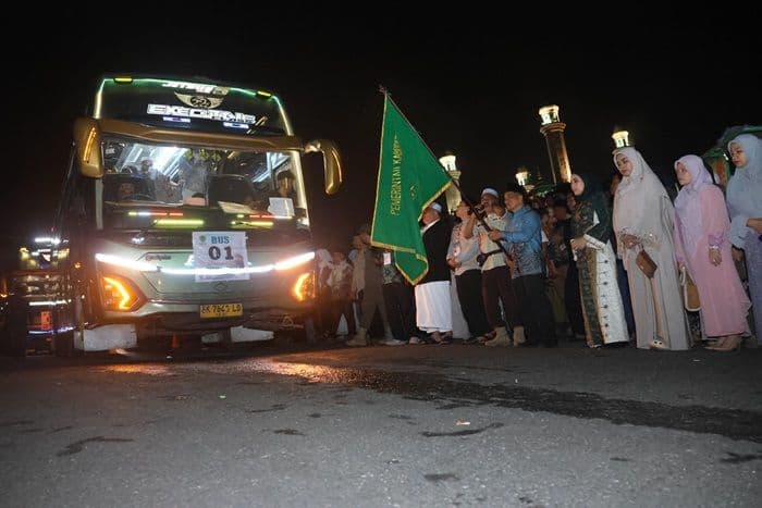 130_calon_haji_tapsel_dilepas_dari_masjid_agung_syahrun_nur_sipirok