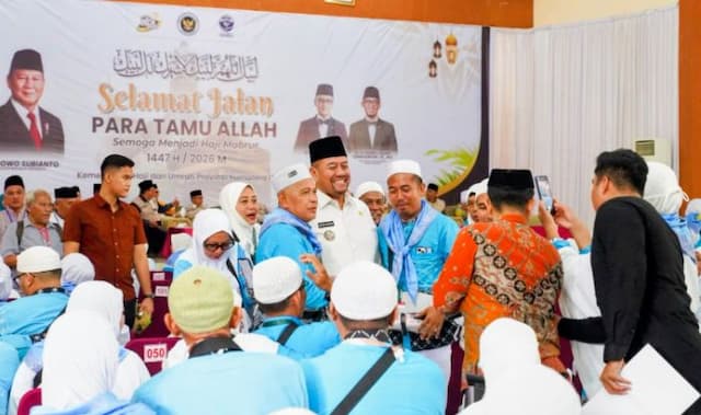 bupati_baharuddin_lepas_jemaah_calhaj_asal_batu_bara_dari_asrama_haji_medan_