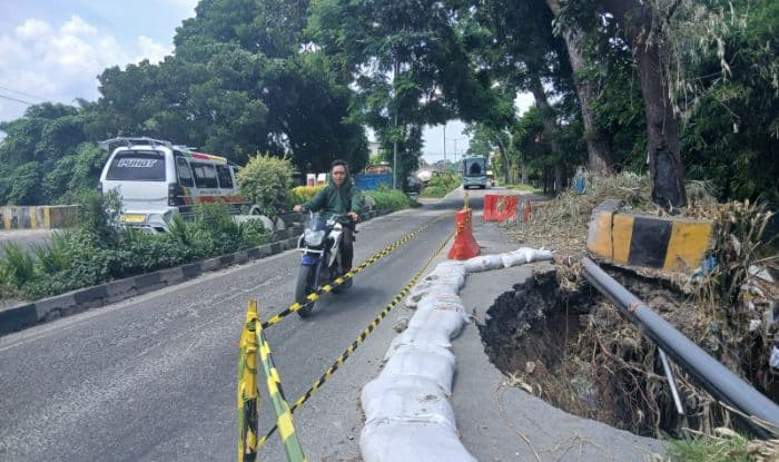 hatihati_separuh_badan_jalan_sisingamangaraja_siantar_utara_mengalami_longsor