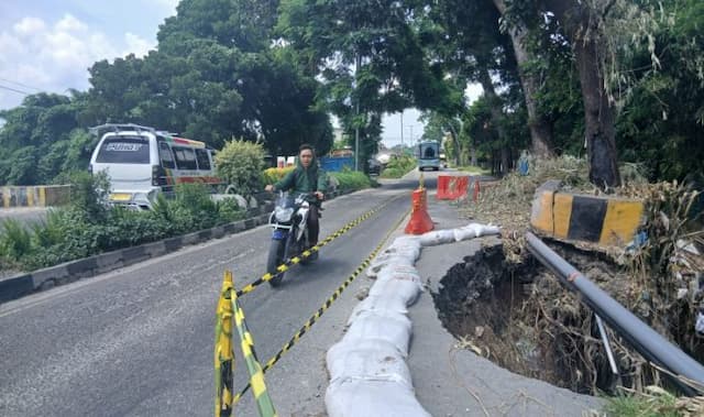 hatihati_separuh_badan_jalan_sisingamangaraja_siantar_utara_mengalami_longsor