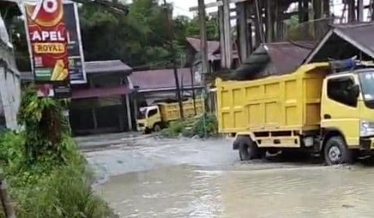 jalan_rusak_parah_di_pusat_ibu_kota_nias_utara_dikeluhkan_warga_seolah_dibiarkan