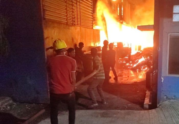 kebakaran_hebat_landa_pt_argo_di_kim_medan_api_disertai_asap_pekat_bikin_mencekam