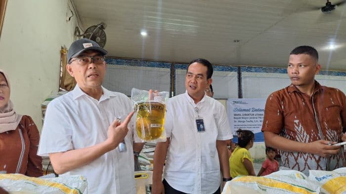 penyaluran_bantuan_pangan_di_medan_labuhan_dipantau_wadirut_bulog_