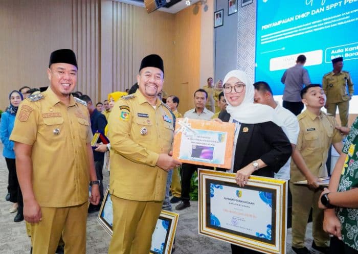 bupati_batu_bara_beri_penghargaan_wajib_pajak_tepat_waktu_dan_penyumbang_pad_terbesar