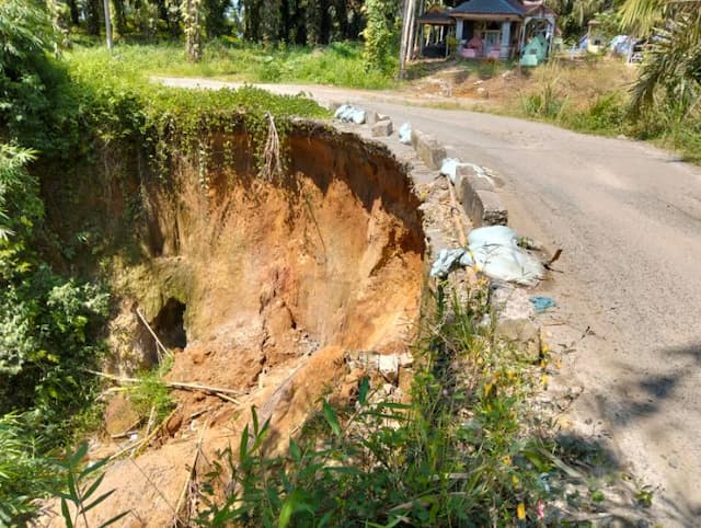 jalan_lubuk_pakamsaribu_dolok_terancam_putus_akibat_longsor