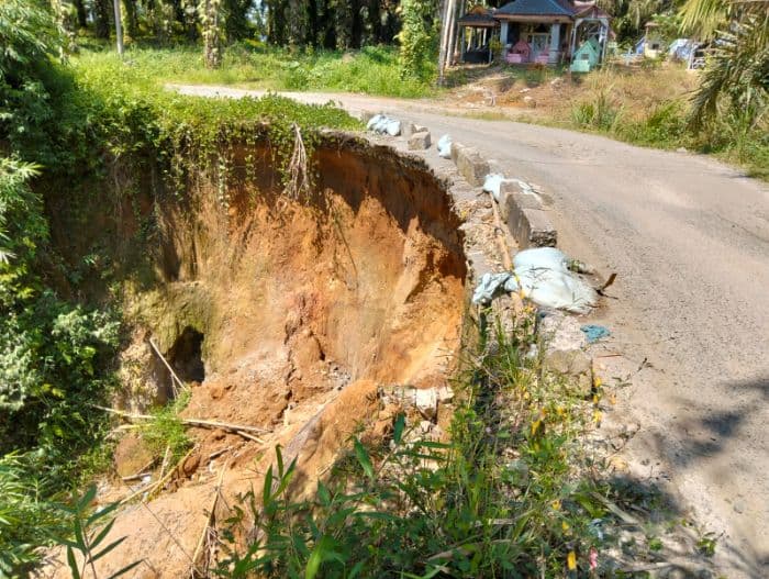 jalan_lubuk_pakamsaribu_dolok_terancam_putus_akibat_longsor