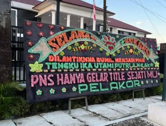 pelantikan_28_casn_kejari_deli_serdang_ditunda_muncul_papan_bunga_sindiran
