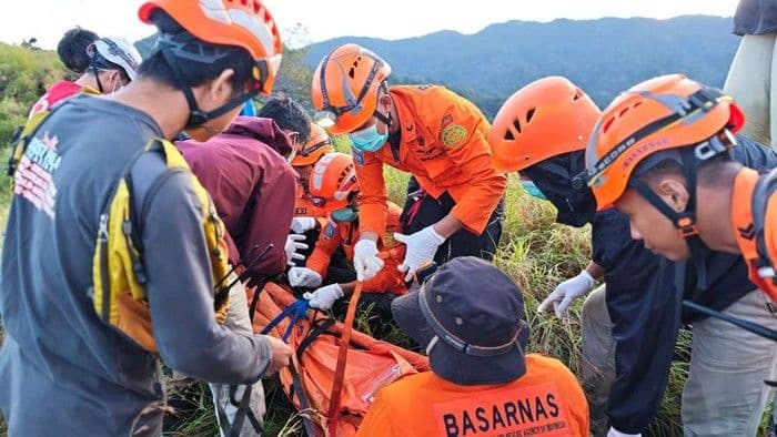 pendaki_tersambar_petir_di_gunung_monrolo_satu_orang_tewas