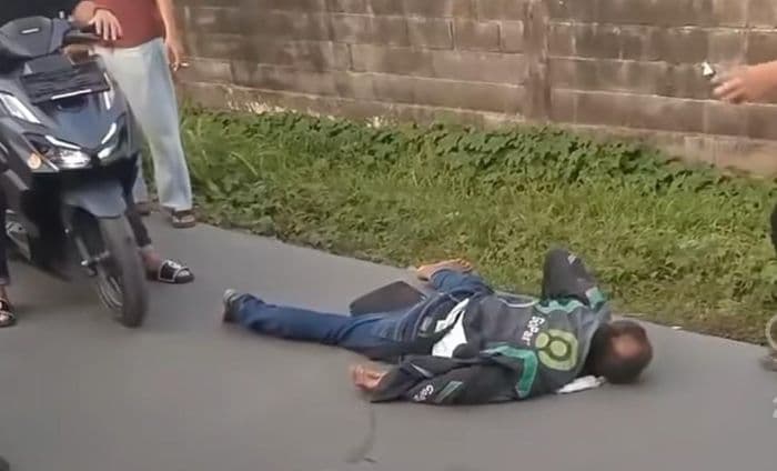 pria_berjaket_ojol_diduga_copet_penumpang_angkot_babak_belur_dihajar_warga_