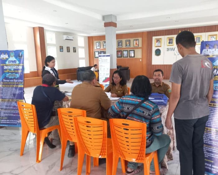 sman_1_medan_buka_posko_layanan_spmb_tetap_beroperasi_saat_libur