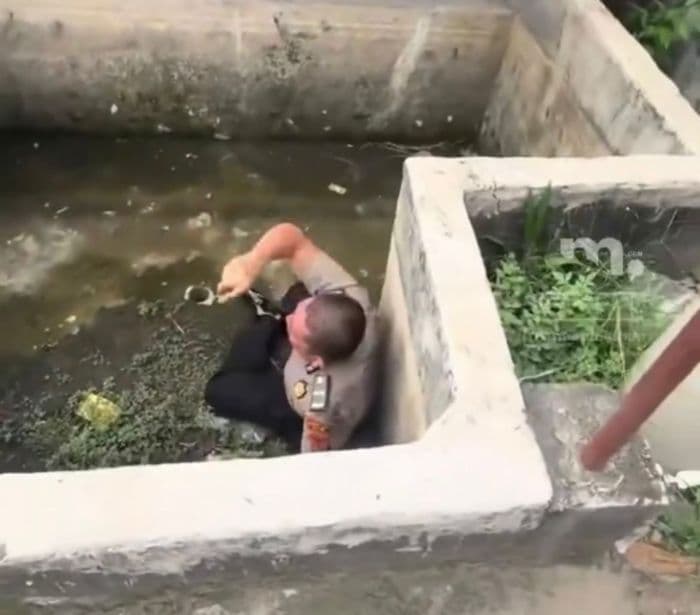 viral_anggota_polisi_terjatuh_ke_parit_polda_sumut