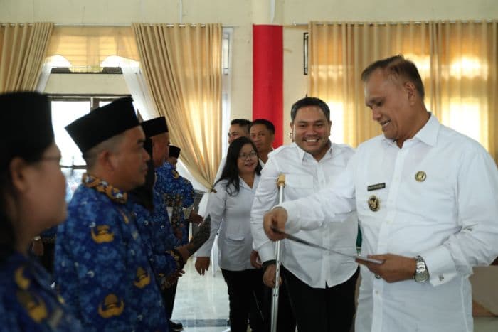 156_pppk_pemkab_pakpak_bharat_terima_sk_pengangkatan_ini_pesan_bupati_franc_bernhard