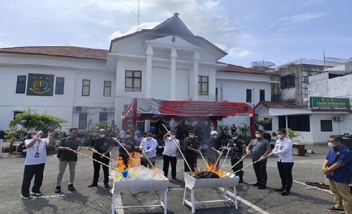 kejari_pematangsiantar_musnahkan_barang_bukti_146_perkara_termasuk_narkoba_dan_sajam