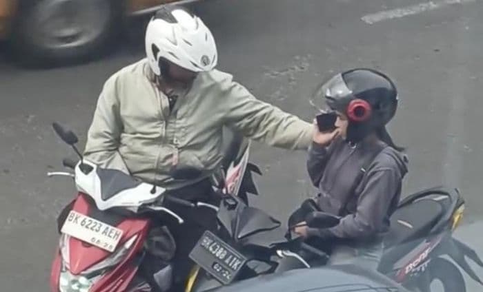 viral_anggota_polantas_pungli_pemotor_di_jalan_palang_merah_medan_