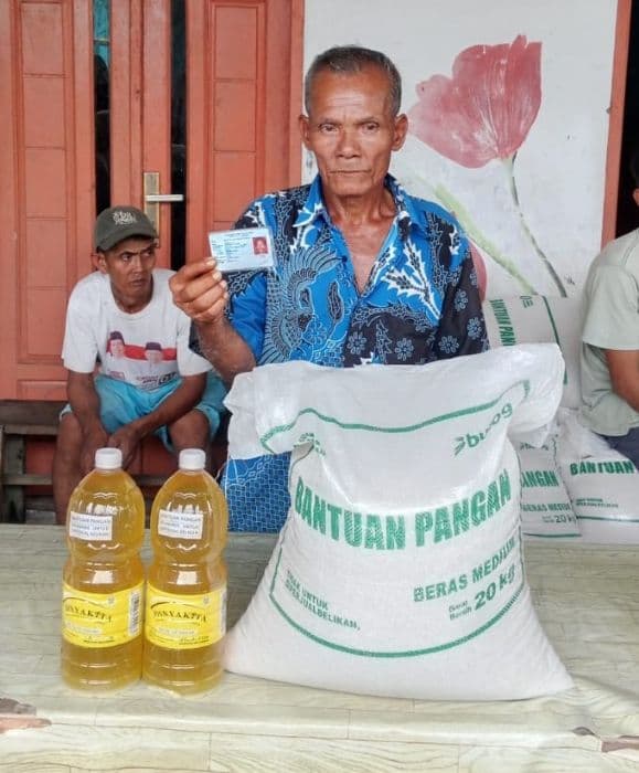 690_warga_desa_timbang_lawan_bahorok_terima_bantuan_pangan_bulog