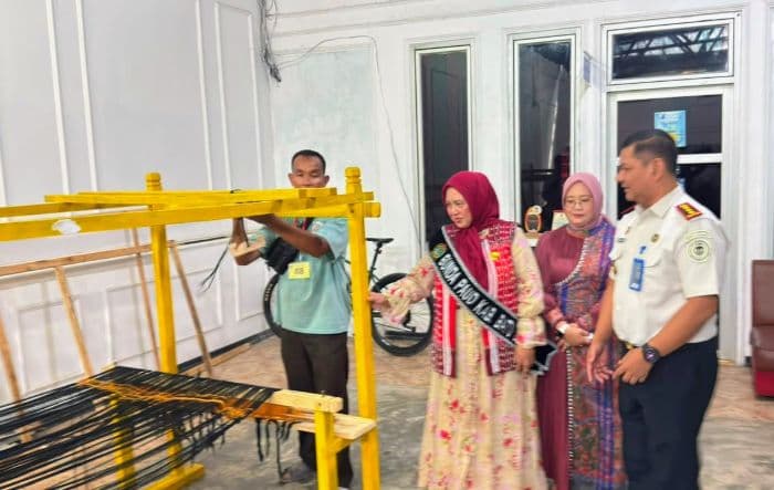 bunda_paud_batu_bara_serahkan_rapor_kejar_paket_dan_bantuan_alat_tenun_untuk_wbp_lapas_labuhan_ruku