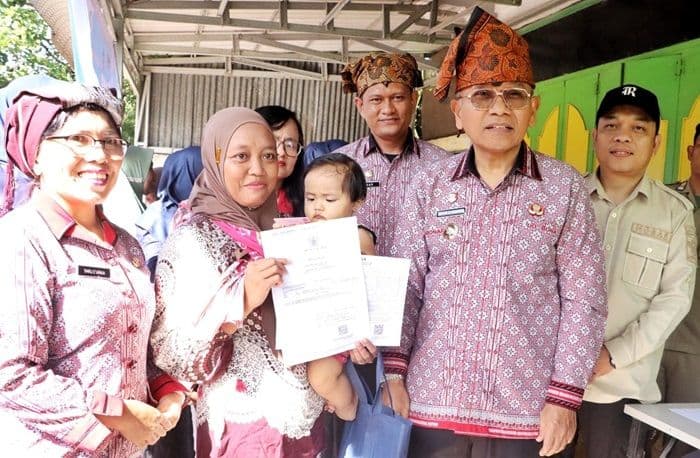 bupati_anton_pastikan_perbaikan_jalan_gunung_malela_warga_sambut_layanan_terpadu