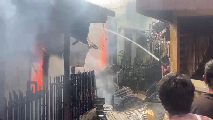 dua_rumah_di_medan_denai_terbakar_enam_orang_kehilangan_tempat_tinggal_