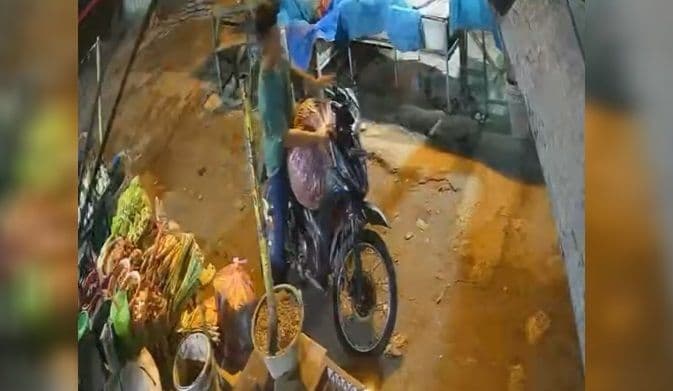 terekam_cctv_saat_beraksi_pencuri_mesin_cuci_motor_dan_cabai_merah_dibekuk_di_warung_tuak