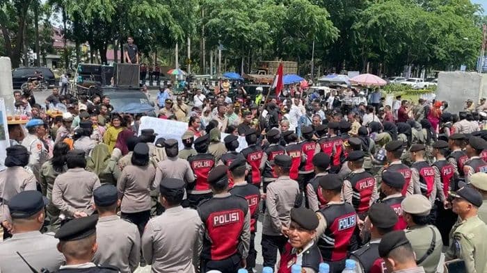 usai_pelantikan_kades_bupati_deli_serdang_dievakuasi_pakai_mobil_polisi_di_tengah_aksi_massa