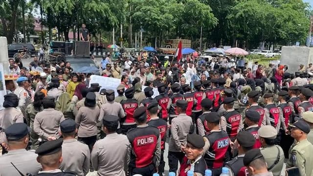 usai_pelantikan_kades_bupati_deli_serdang_dievakuasi_pakai_mobil_polisi_di_tengah_aksi_massa
