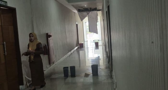 viral_atap_gedung_dprd_binjai_bocor_dinas_putr_siapkan_dana_rp700_juta_untuk_rehabilitasi