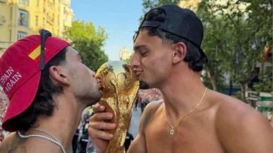 momen_akrab_pemain_spanyol_viral_usai_juara_piala_dunia_fans_ramai_bereaksi