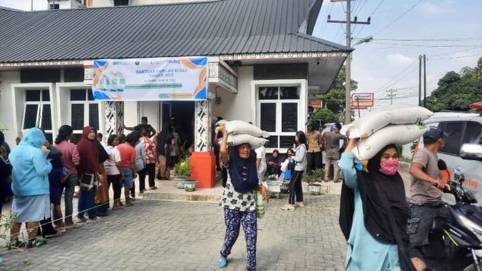 226985_keluarga_di_wilayah_kerja_bulog_pematangsiantar_terima_bantuan_beras