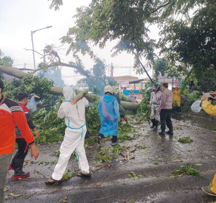 bpbd_siantar_wantiwanti_dampak_parit_tersumbat_saat_hujan_deras