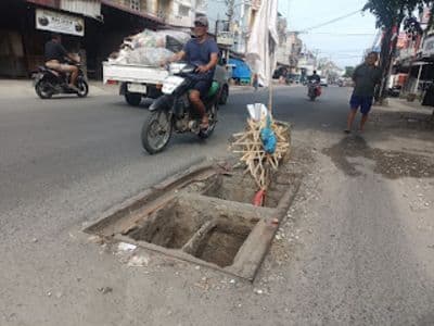 lubang_di_jalan_platina_raya_medan_dikhawatirkan_picu_kecelakaan