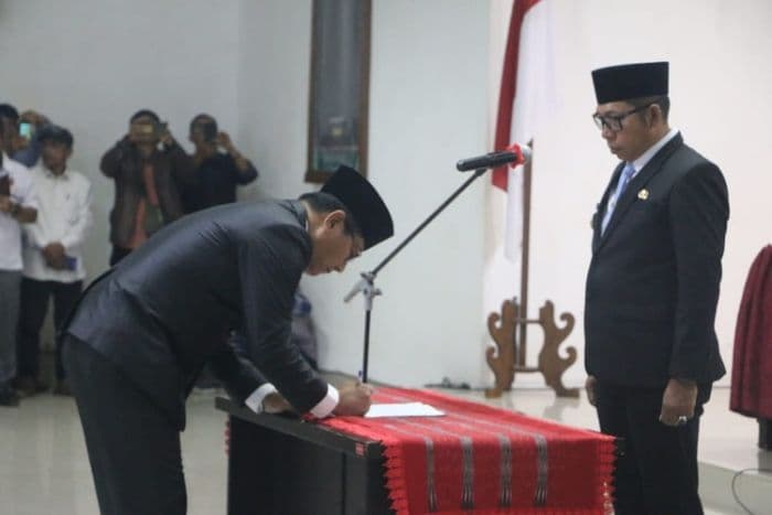 bupati_taput_lantik_henry_maraden_sitompul_jadi_sekda_dan_ajak_asn_dukung_penuh