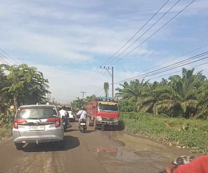 jalan_rusak_parah_lubuk_pakam_galang_dprd_deli_serdang_desak_gubernur_sumut_segera_perbaiki