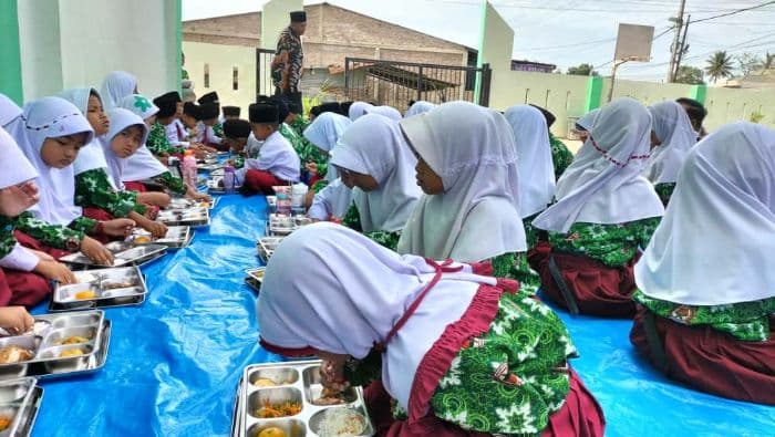 siswa_min_toba_dapat_mbg_perdana_menu_semur_ayam_hingga_tahu_goreng
