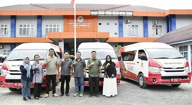bupati_tapteng_serahkan_tiga_unit_bus_sekolah_untuk_siswa_terdampak_bencana
