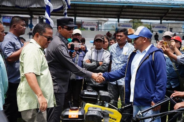 bupati_taput_salurkan_527_alsintan_untuk_perkuat_pertanian_pascabencana