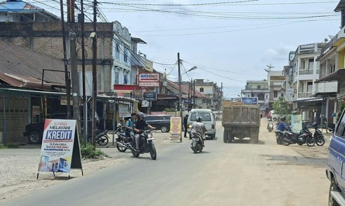 debu_proyek_perbaikan_ruas_jalan_kota_sidikalang_dikeluhkan_warga_