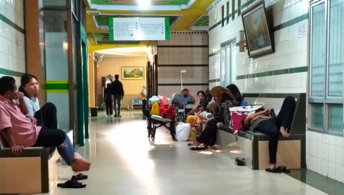 kamar_penuh_pasien_rs_grandmed_lubuk_pakam_terpaksa_menunggu_di_lorong_