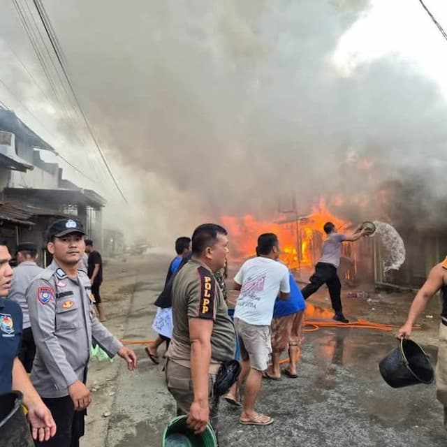 kebakaran_pasar_manduamas_tapteng_10_tempat_usaha_ludes_dan_1_orang_luka_bakar