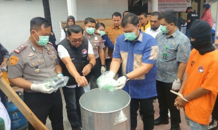 polres_asahan_musnahkan_48_kg_sabu_dan_268_pil_ekstasi_jaringan_malaysia_