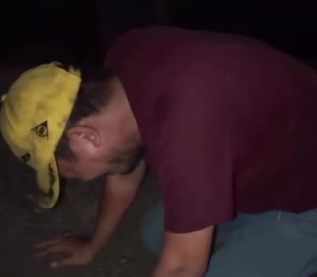pria_misterius_menangis_di_pinggir_jalan_medanlubuk_pakam_warga_berusaha_membujuk