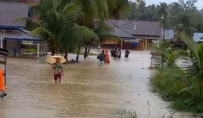 banjir_meluas_di_padang_pariaman_3076_rumah_terendam_dan_ribuan_warga_mengungsi