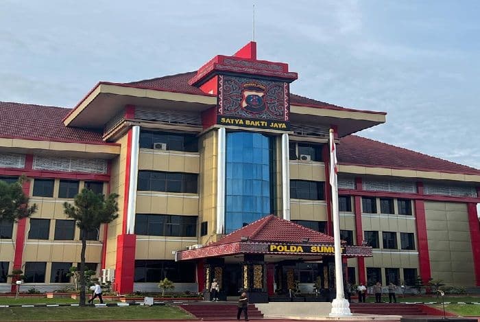 brimob_polda_sumut_dikerahkan_evakuasi_korban_longsor_dan_banjir_di_tapteng