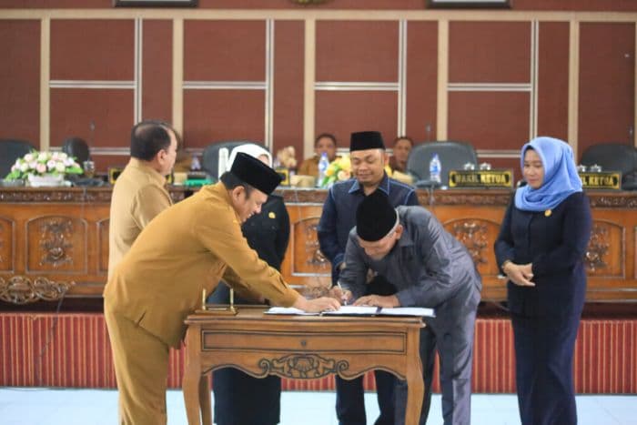 dihadiri_bupati_dprd_setujui_ranperda_tentang_apbd_kabupaten_labuhanbatu_tahun_anggaran_2026