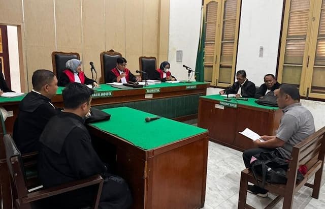 eks_pejabat_dishub_siantar_didakwa_pungli_parkir_rsvi_rp486_juta_eksepsi_ditolak_hakim