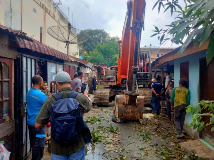 eksekusi_rumah_di_kisaran_ricuh_excavator_tersangkut_di_gang_sempit_hingga_4_jam
