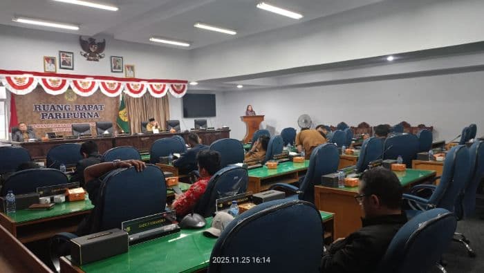 hanya_tiga_anggota_dprd_dairi_sampaikan_pu_apbd_2026_di_rapat_paripurna