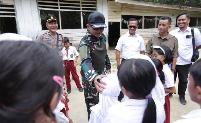 hgn_2025_dandim_0208asahan_tinjau_kondisi_sd_negeri_di_pelosok_mandoge