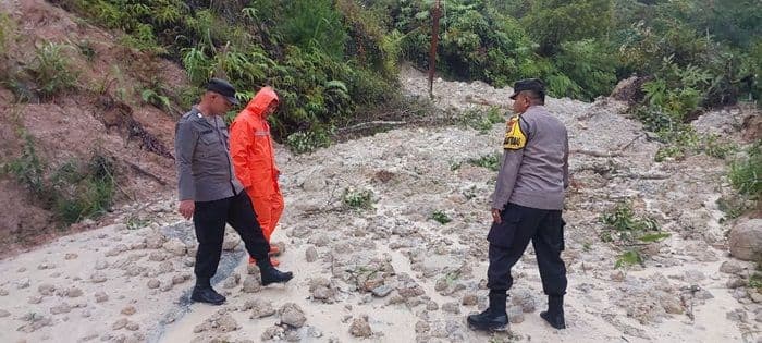 longsor_putuskan_jalinsum_sipiroktaput_arus_lalu_lintas_lumpuh_total_
