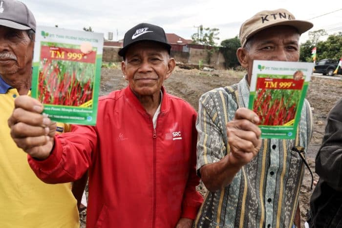 pemko_pematangsiantar_salurkan_bantuan_bibit_cabai_merah_untuk_29_petani_di_sumber_jaya