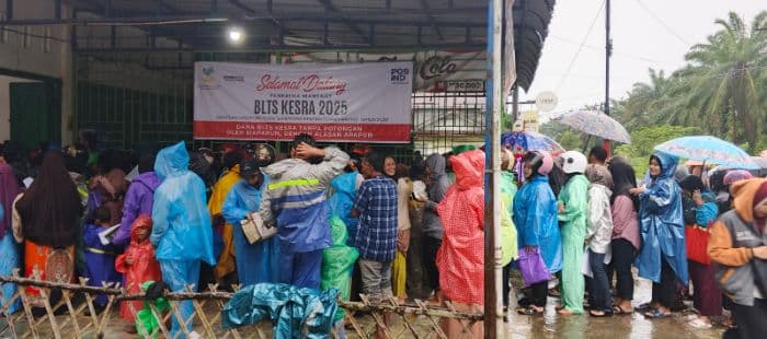 ribuan_warga_secanggang_antre_blts_kesra_di_kantor_pos_meski_diguyur_hujan